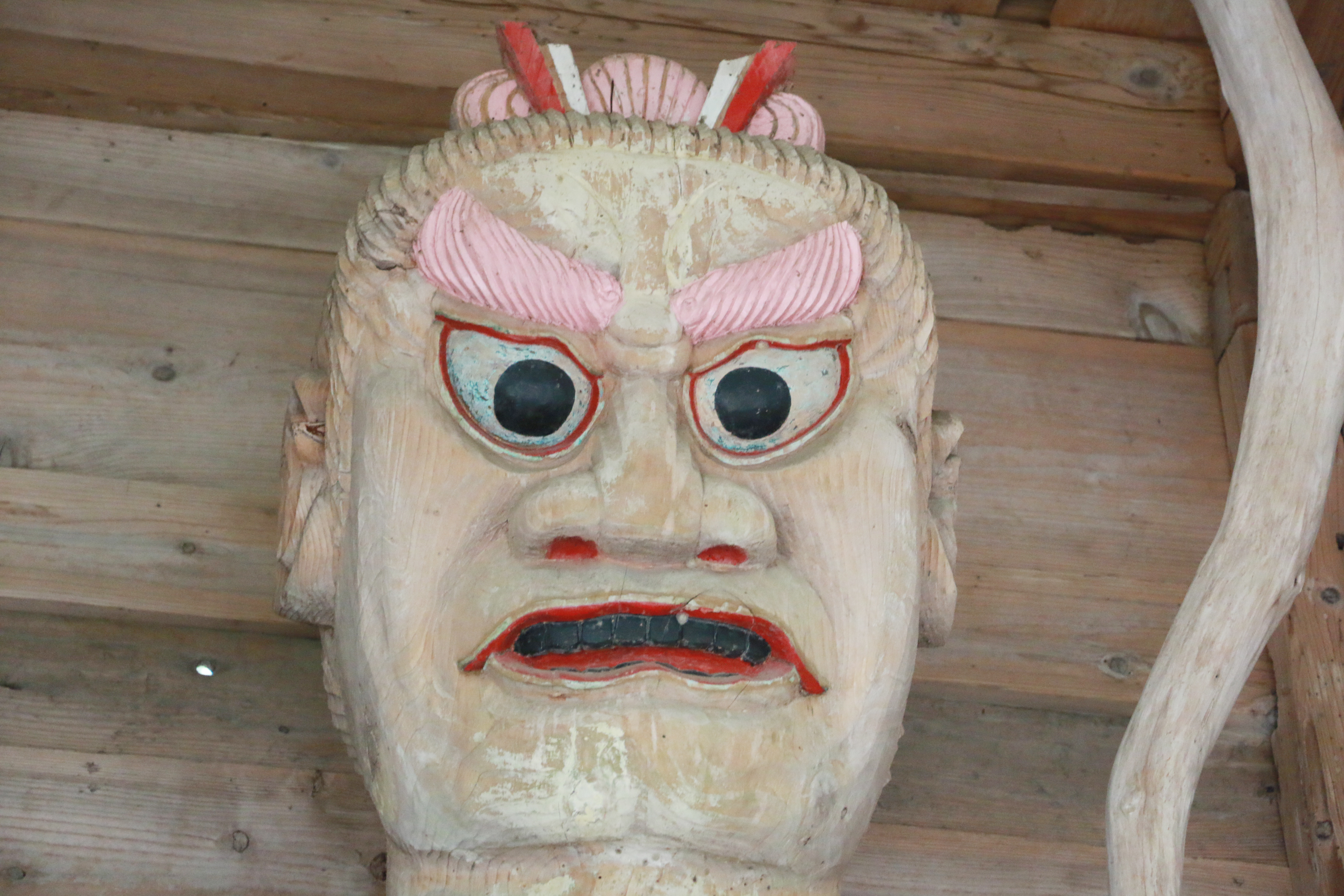 金峰神社／秋田県仙北市】ピンクの眉毛の仁王さま – Nowvillage